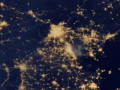 夜空下“繁星點(diǎn)點(diǎn)” 你是否曾想象過(guò)自己的城市也會(huì)成為其中最亮的一顆星？