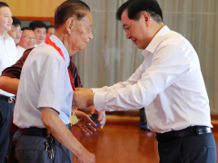 牢記初心使命，堅(jiān)定理想信念 天康集團(tuán)黨委舉行“光榮在黨50年”紀(jì)念章頒發(fā)儀式
