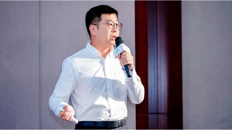 恩德斯豪斯中國解決方案業(yè)務主管孫海濤發(fā)表演講《恩德斯豪斯智能灌裝系統(tǒng)》